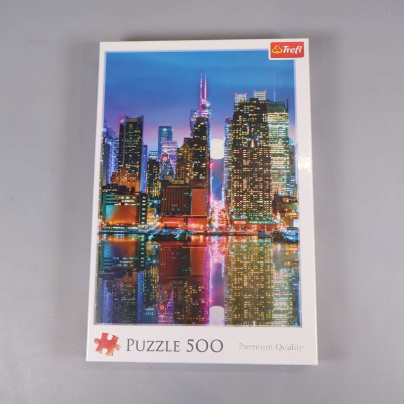 Framsidan av pussellåda med Manhattan skyline i nattljus