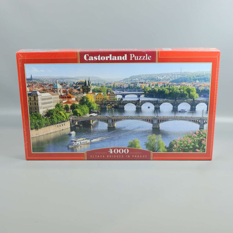 Pussellåda med motiv av broar i Prag och texten Castorland Puzzle 4000
