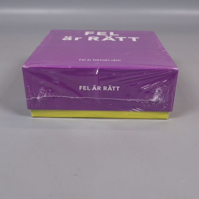 Närbild på sidan med texten Fel är Rätt