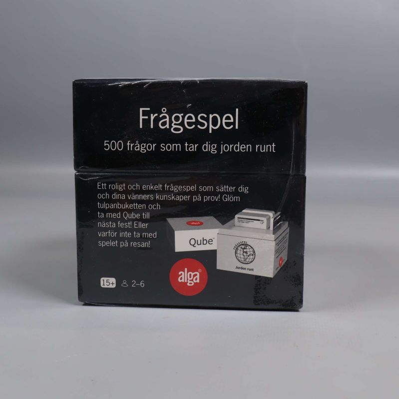 Baksidan på frågespelet Qube Jorden runt med produktinformation
