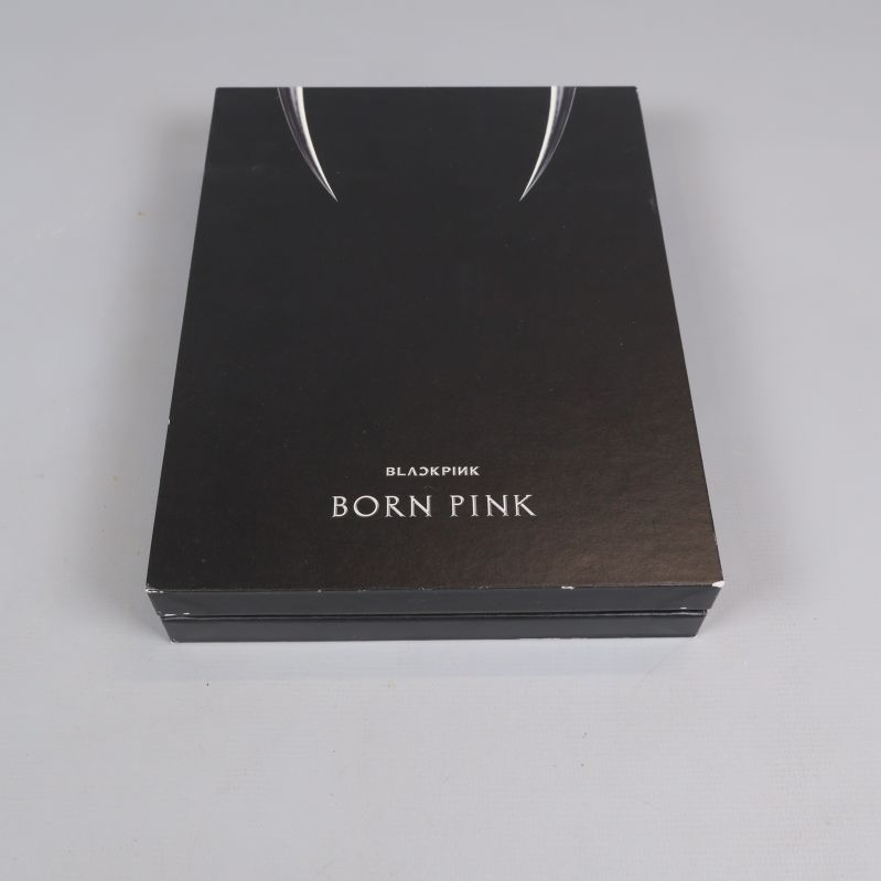 Framsida på boxen till Born Pink album