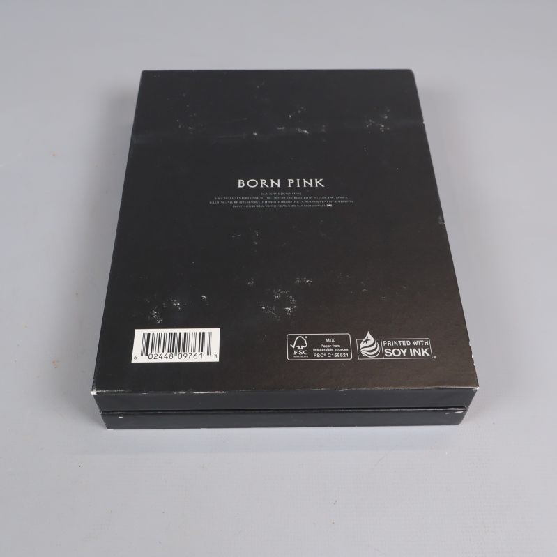 Baksida med detaljer och loggor på K-pop albumbox
