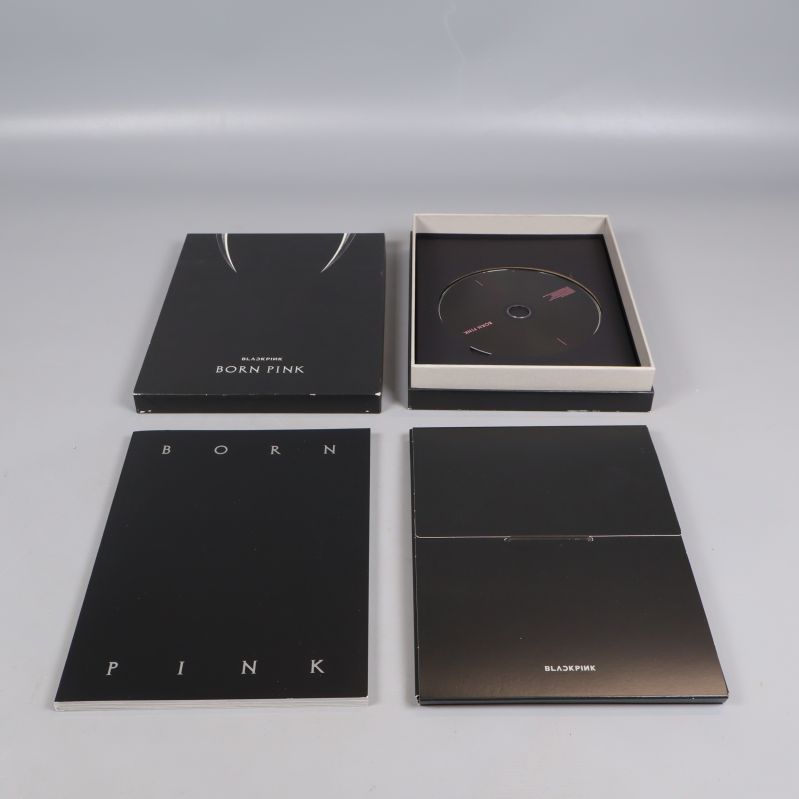 Albumets innehåll med CD, booklet och box uppställda
