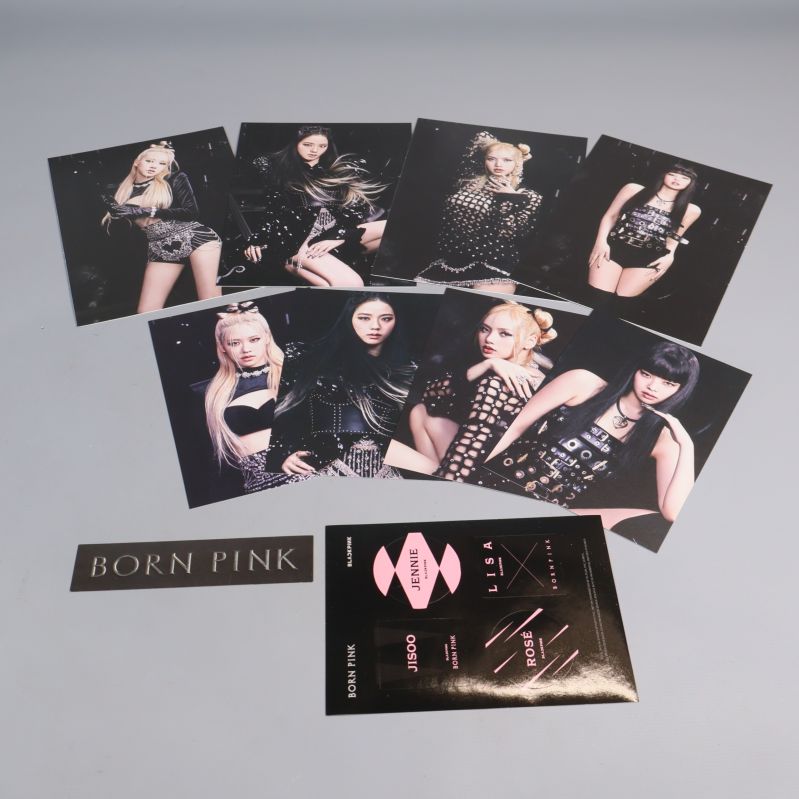 Fotokort och stickers med medlemmar från Born Pink album