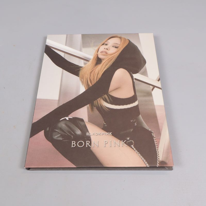 Kpop album Born Pink med Jennie på omslaget