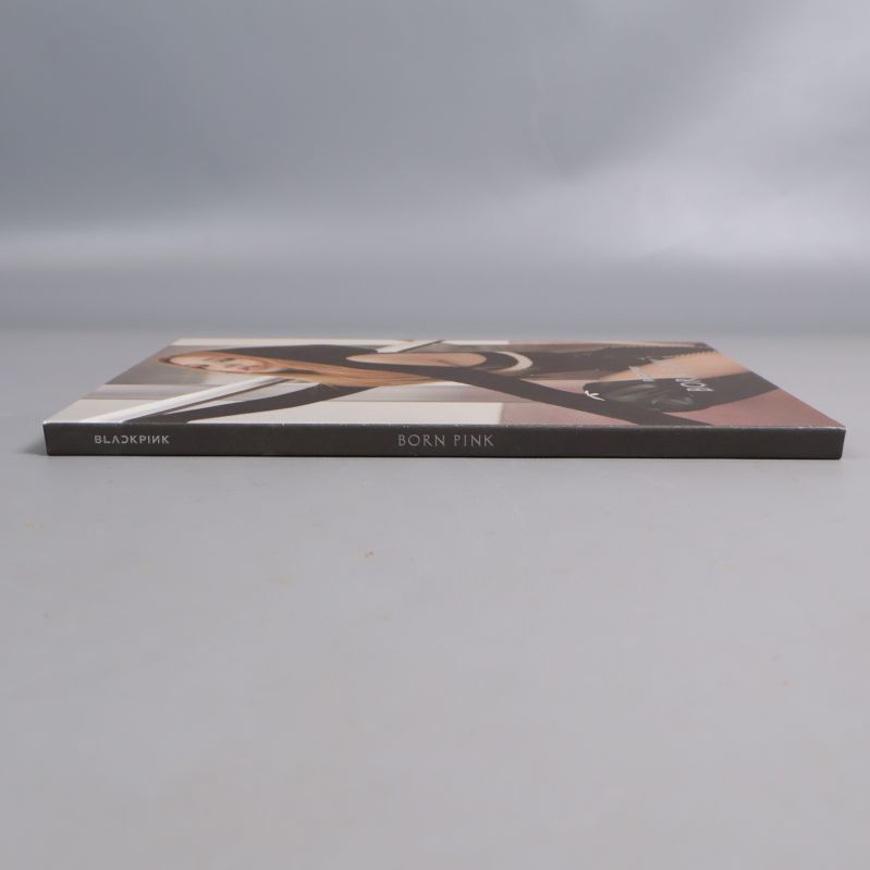 Sidan av album Born Pink med tydlig ryggtext