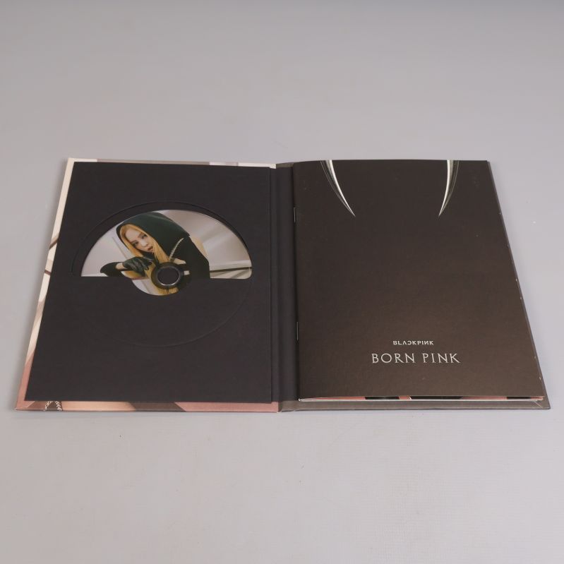 Uppslagen fotobok med CD i kpop album