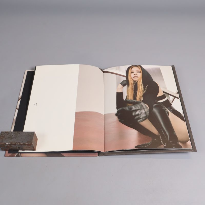 Fotobok från album uppslagen med artistporträtt