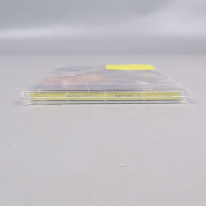 Sidan av CD-fodral med albumtitel och artistens namn