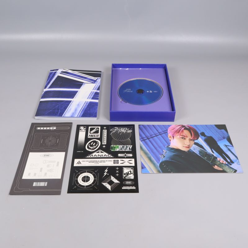 Innehåll i blå Oddinary-albumask; CD, fotobok, fotokort, stickers
