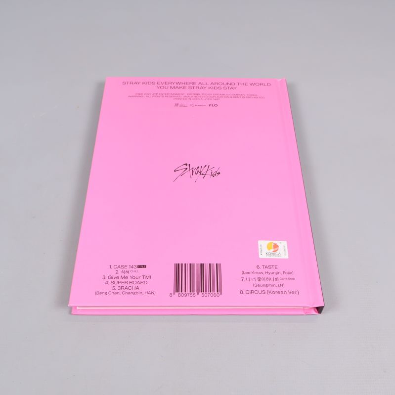Baksida av rosa fotobok med text och logotyp