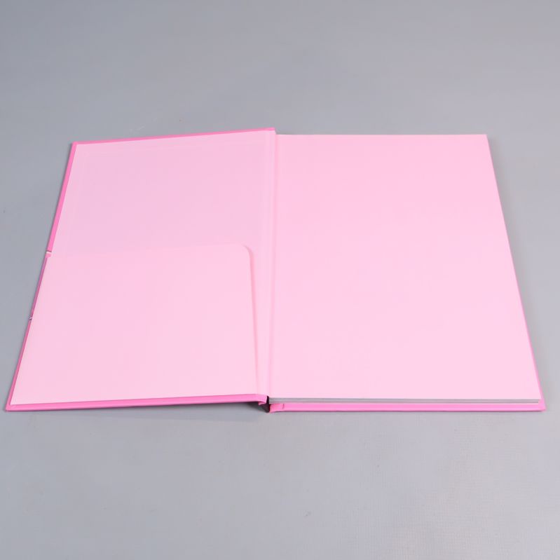 Uppslagen rosa fotobok med tomma sidor och ficka till vänster