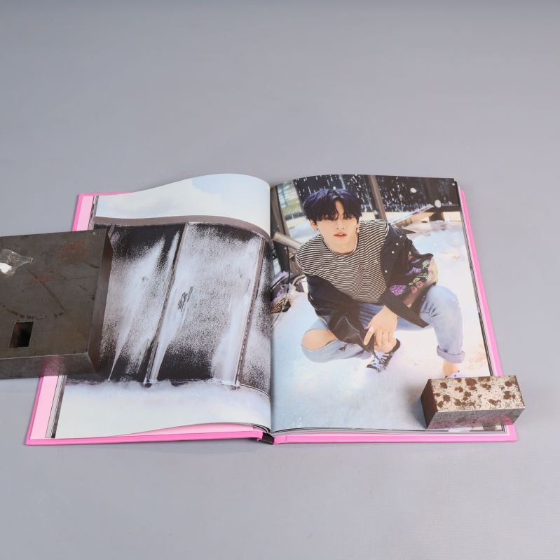 Uppslagen fotobok med färgfoto på medlem i vinterscen