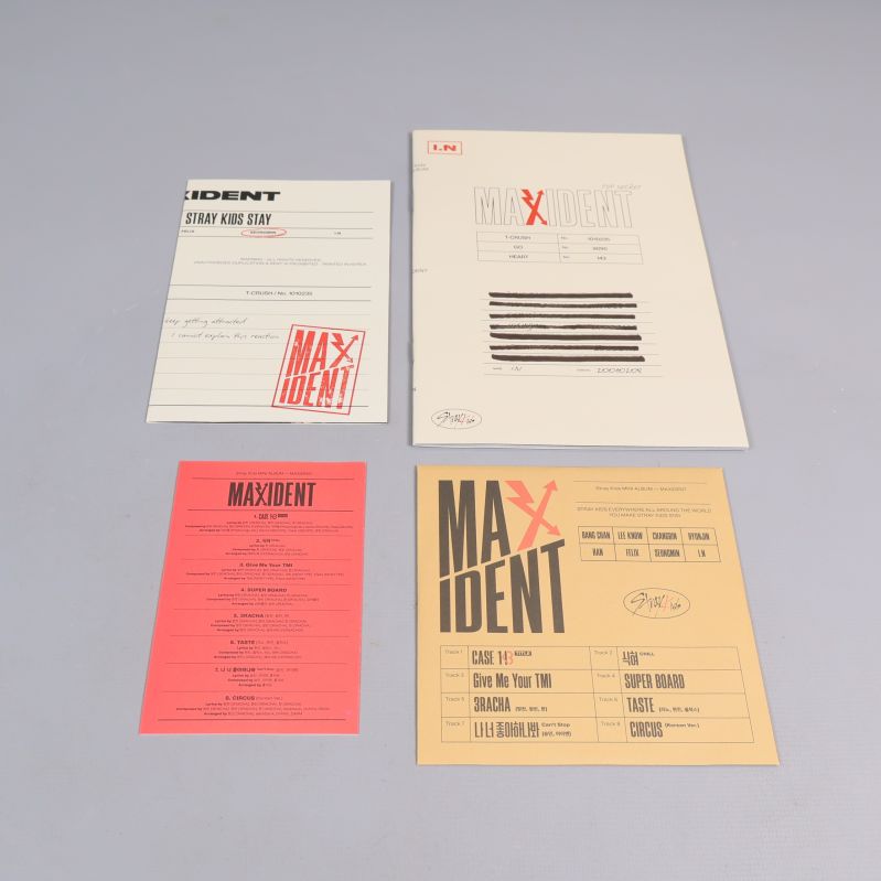 Fotobok och bilagor från Stray Kids Maxident-album