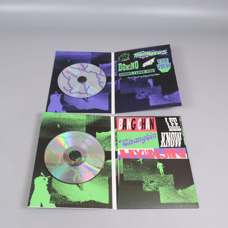 Två cd-skivor från albumet med grönt och lila tryck