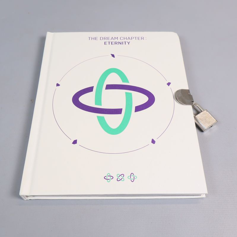 Framsidan av ett txt-album med grafiskt omslag och lås