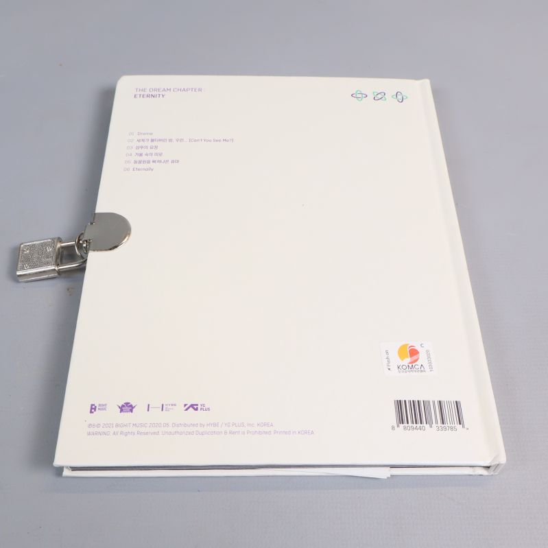 Baksidan av album med vit yta och tryckt information