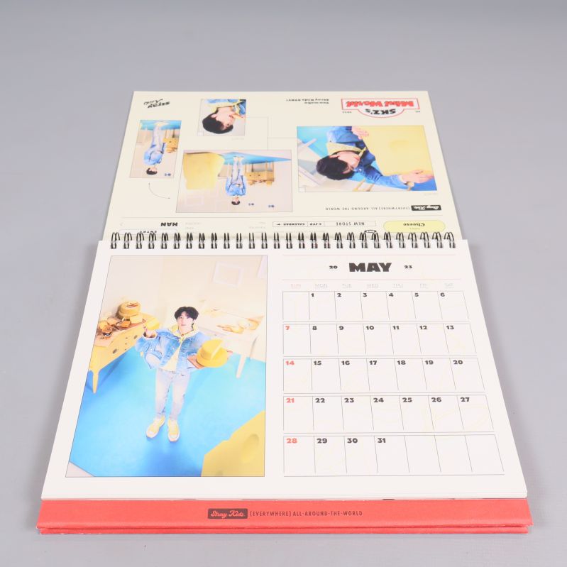 Uppslagen kalender visar maj månad och foton på Stray Kids medlem