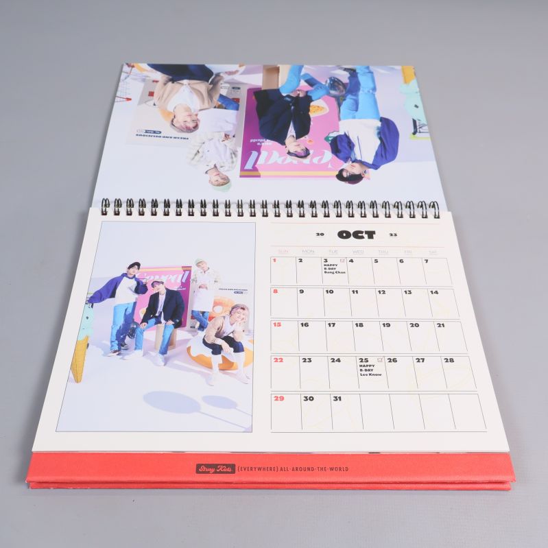 Kalender uppslagen till oktober med gruppbild och datumruta