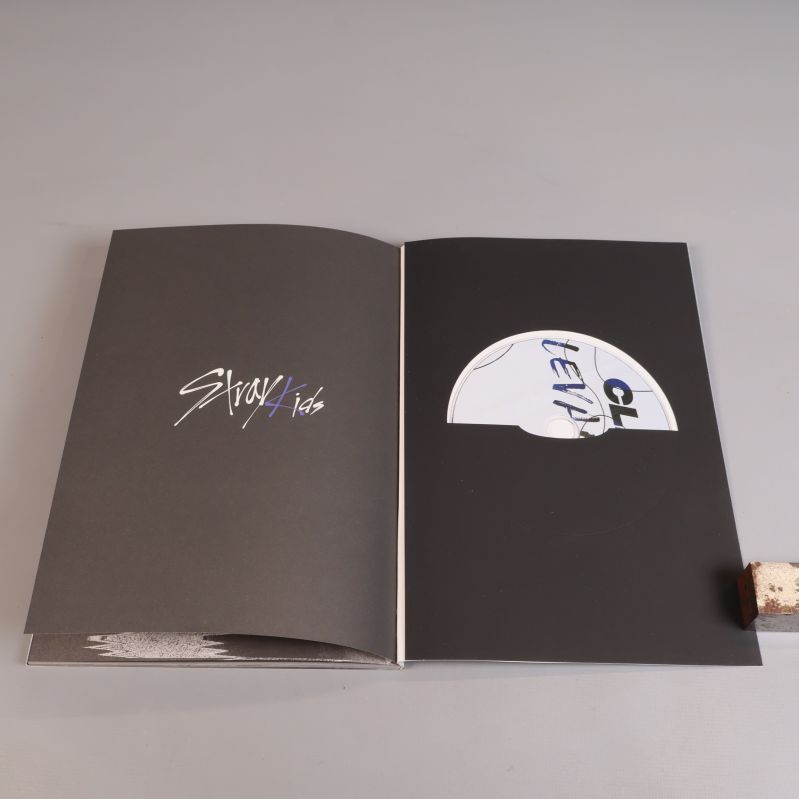 Inuti albumet med CD och svart insida