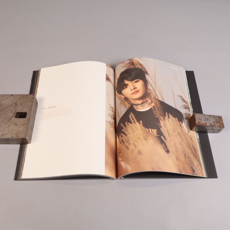 Uppslagen fotobok med färgporträtt av medlem