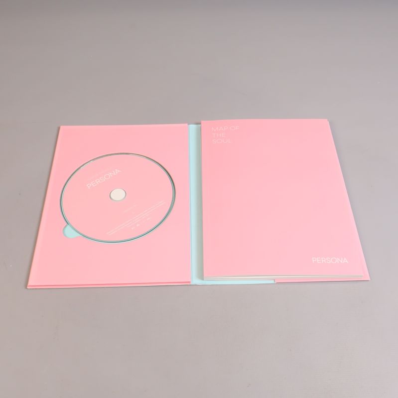 Uppslaget BTS-album med CD i rosa fodral