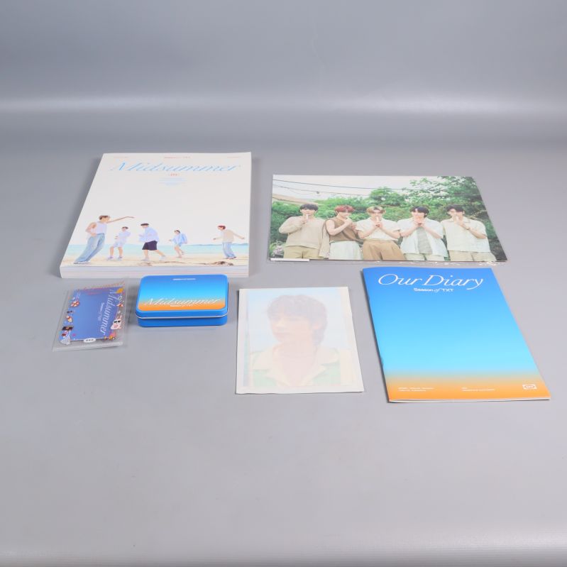 Boxens innehåll: böcker, kort och booklet från TXT Midsummer