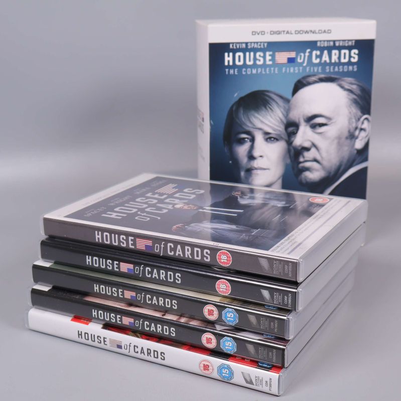 Fem dvd-fodral av House of Cards med box