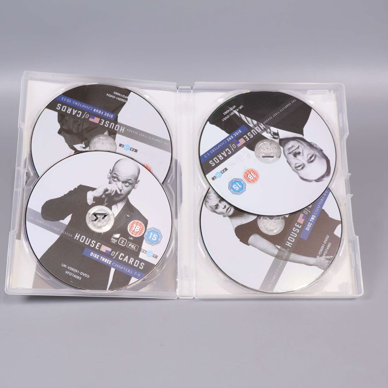 Öppen dvd-fodral med fyra House of Cards-skivor