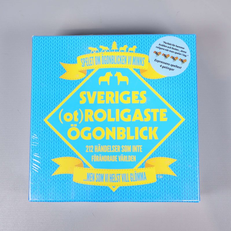 Framsidan av spelask i blått och gult med spelets titel