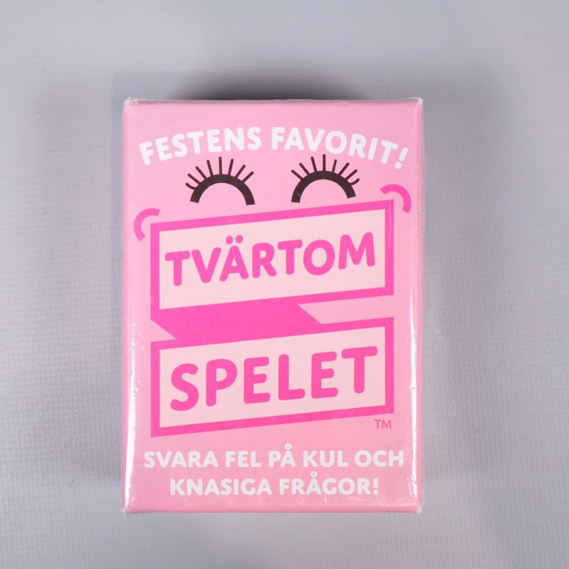 Framsida av Tvärtom Spelet i ljusrosa ask med text och ögonmotiv