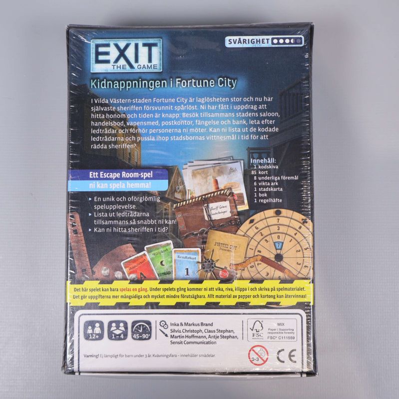 Baksidan av Exit the Game Kidnappningen i Fortune City med innehållsbeskrivning och illustrationer