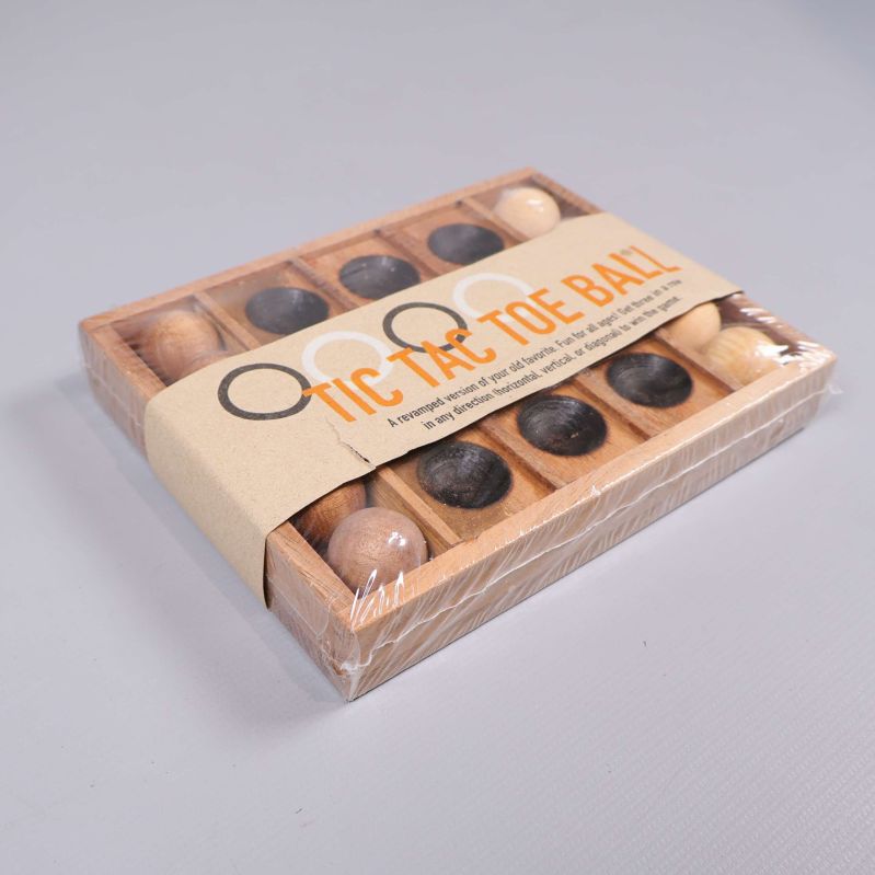 Tic Tac Toe Ball set i trä i vinkel med kulor synliga