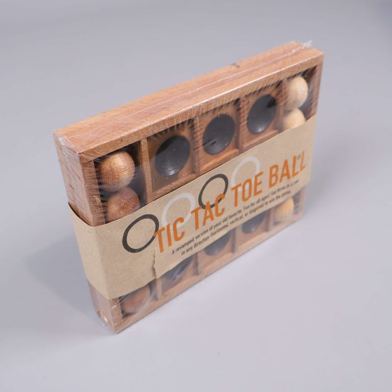 Tic Tac Toe Ball förpackning i trä fotograferad snett uppifrån