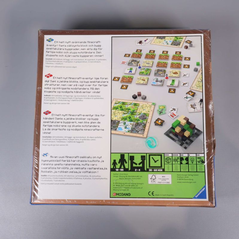 Baksidan av Minecraft Builders & Biomes spelkartong med spelkomponenter