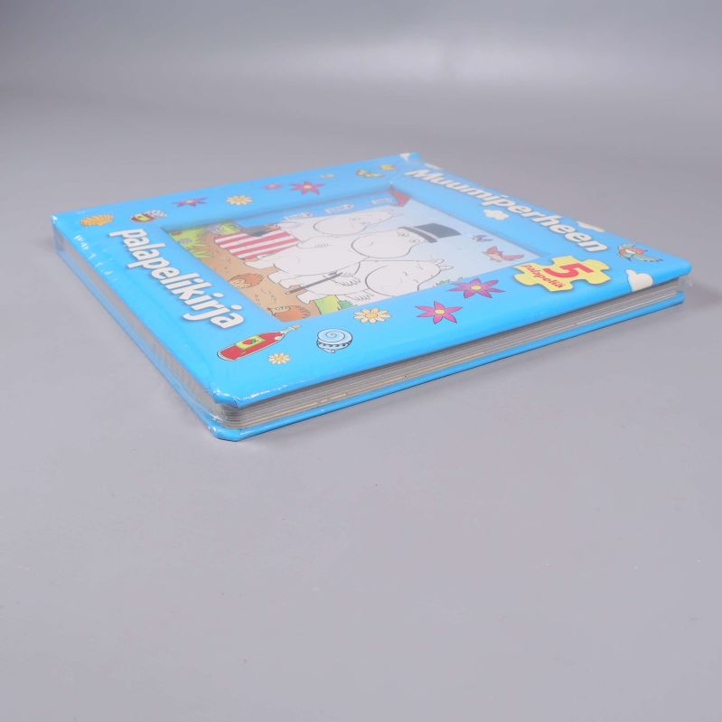 Muumiperheen pusselbok sedd från sidan liggande