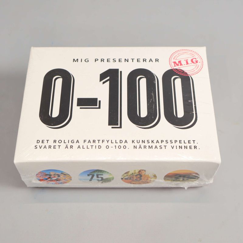 O-100 frågespelets framsida med tydlig logotyp och speltitel