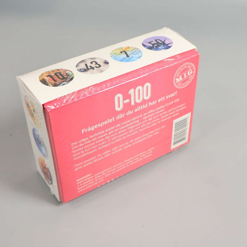O-100 frågespelets baksida med beskrivning och streckkod