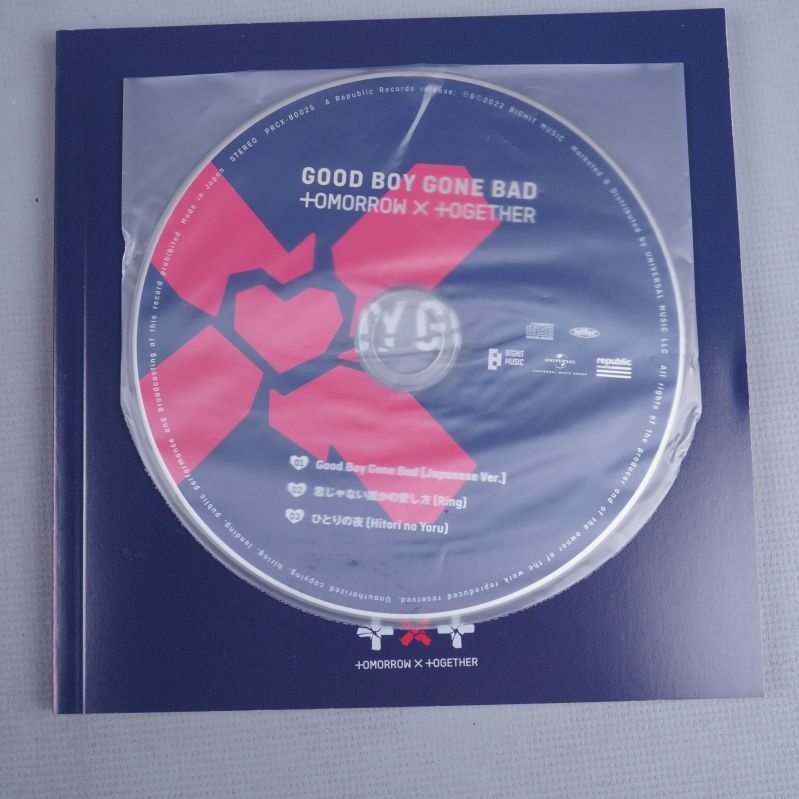 Närbild på CD-skiva Good Boy Gone Bad av TXT