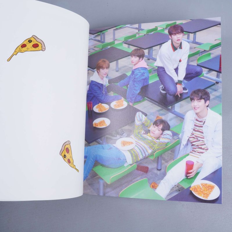 Fotobokssida med gruppbild och pizzamotiv