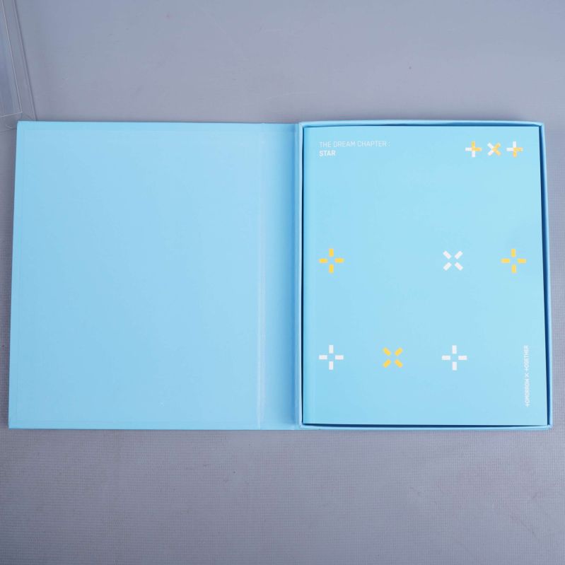 Albumöppning som visar matchande ljusblå fotobok