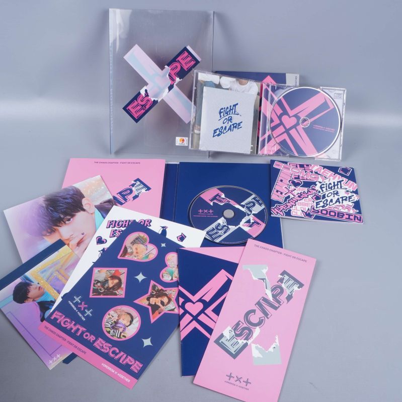 Albuminnehåll med fotobok, klistermärken och CD-skiva utspridda