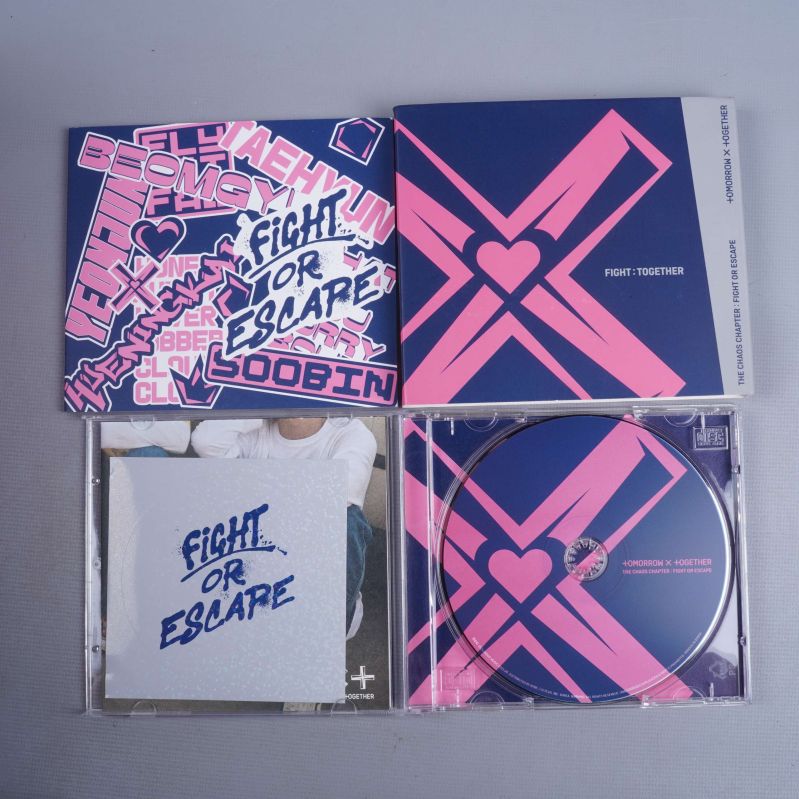Närbild på öppet album, CD och grafiskt omslag