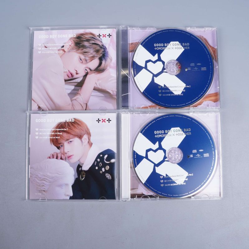 CD-skivor och inlagor öppnade och uppvisade