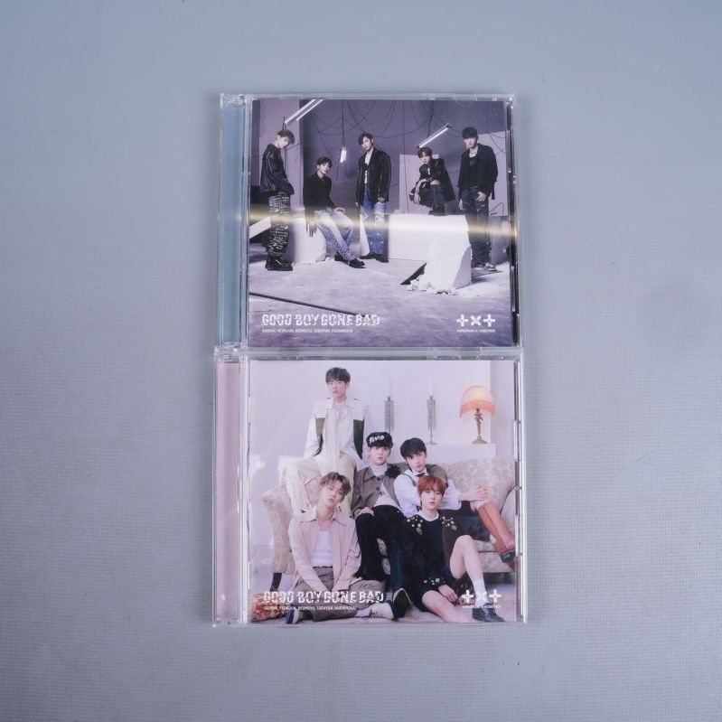Framsidor på två CD-album med K-pop band på omslagen