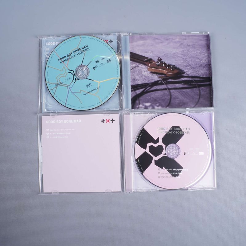 Två CD-fodral uppslagna, båda skivorna och inlägg synliga