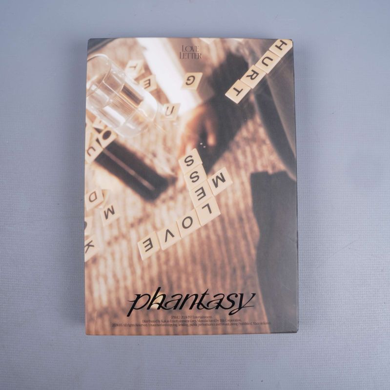 K-pop-album Phantasy med konstnärligt omslag och Scrabble-bokstäver