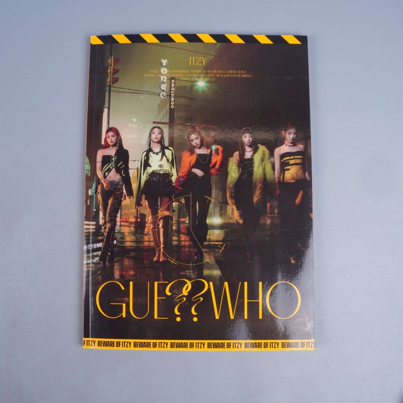 ITZY fotobok med medlemmar på omslaget