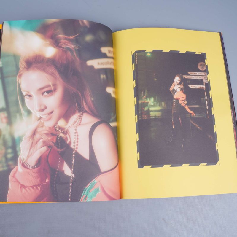 Inuti fotobok med foto av medlem och gul ram