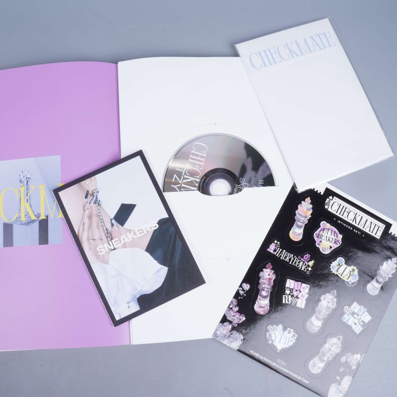 Innehåll i ITZY Checkmate: CD, stickers, kort och booklet
